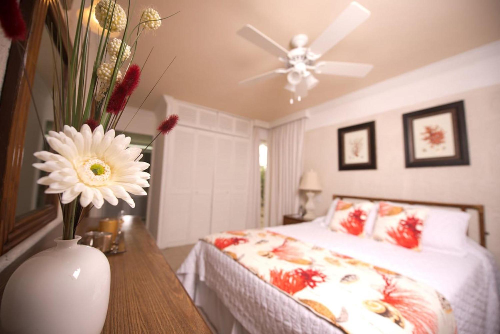 Bora Bora By Blue Sky Luxury Apartment Paynes Bay Room photo